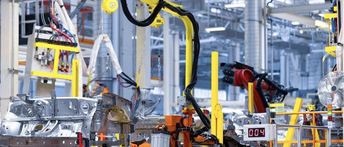 Línea de producción automatizada con robots industriales en una planta