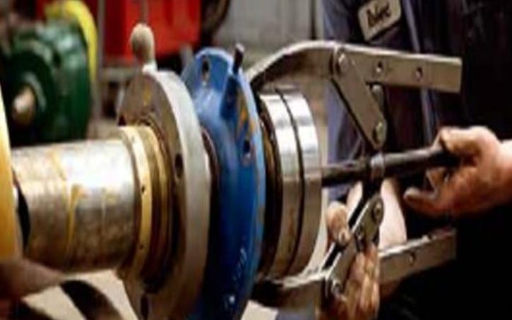 Técnicos desarmando una bomba industrial para su mantenimiento