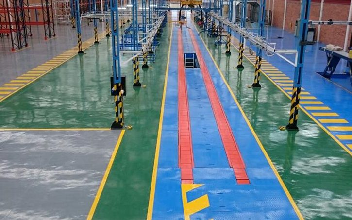 Pasillos de almacén delimitados con pintura verde, azul, roja y amarilla